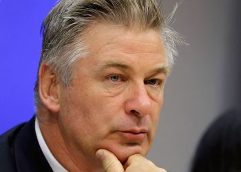 La familia de Halyna Hutchins inicia juicio contra Baldwin y productores