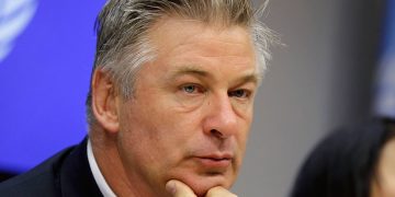 La familia de Halyna Hutchins inicia juicio contra Baldwin y productores