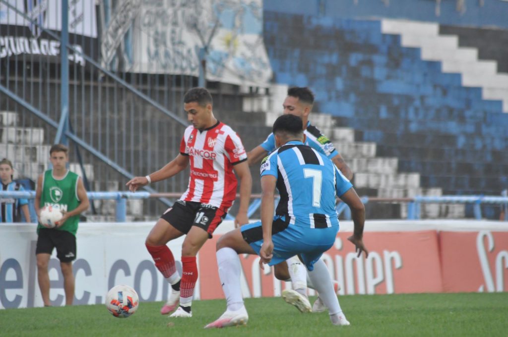 Instituto consiguió su primera victoria en el torneo ante Almagro