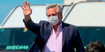 Alberto Fernández regresó al país tras concluir su gira por Rusia, China y Barbados