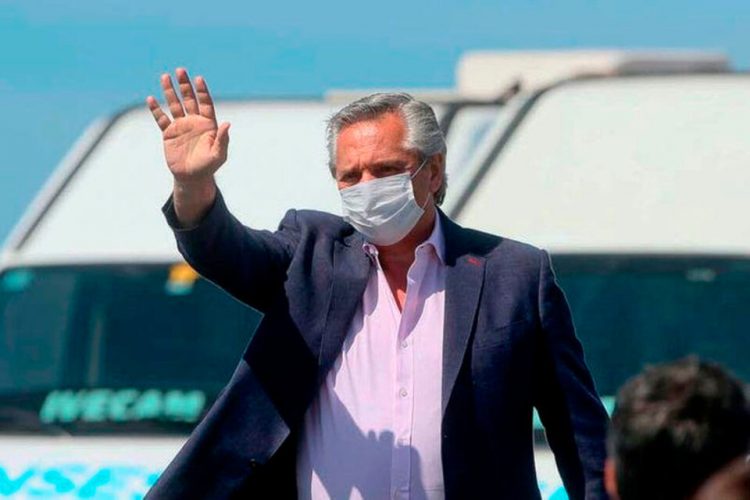 Alberto Fernández regresó al país tras concluir su gira por Rusia, China y Barbados