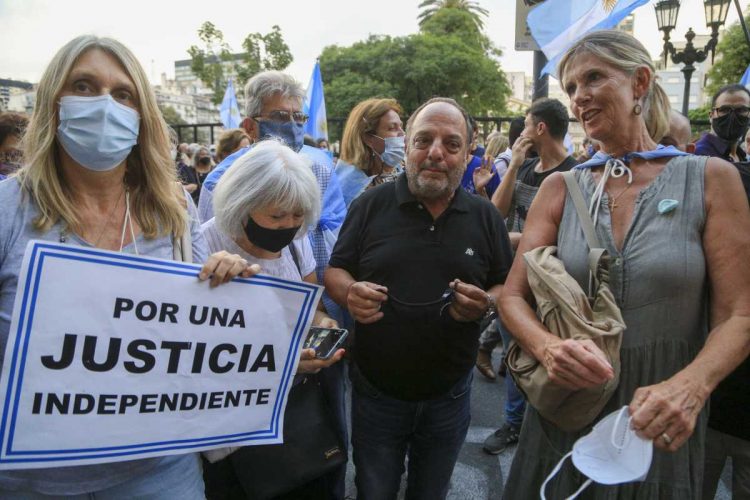 La oposición celebró la "contramarcha del 3F" para defender a la Corte Suprema