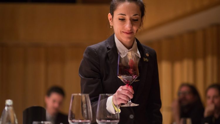 Una argentina experta en vinos se consagró como la nueva mejor sommelier de América