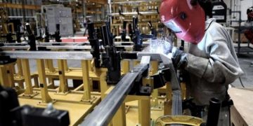 La actividad industrial cerró 2021 con una suba del 15,8% y la construcción disparando hacia un 30,8%