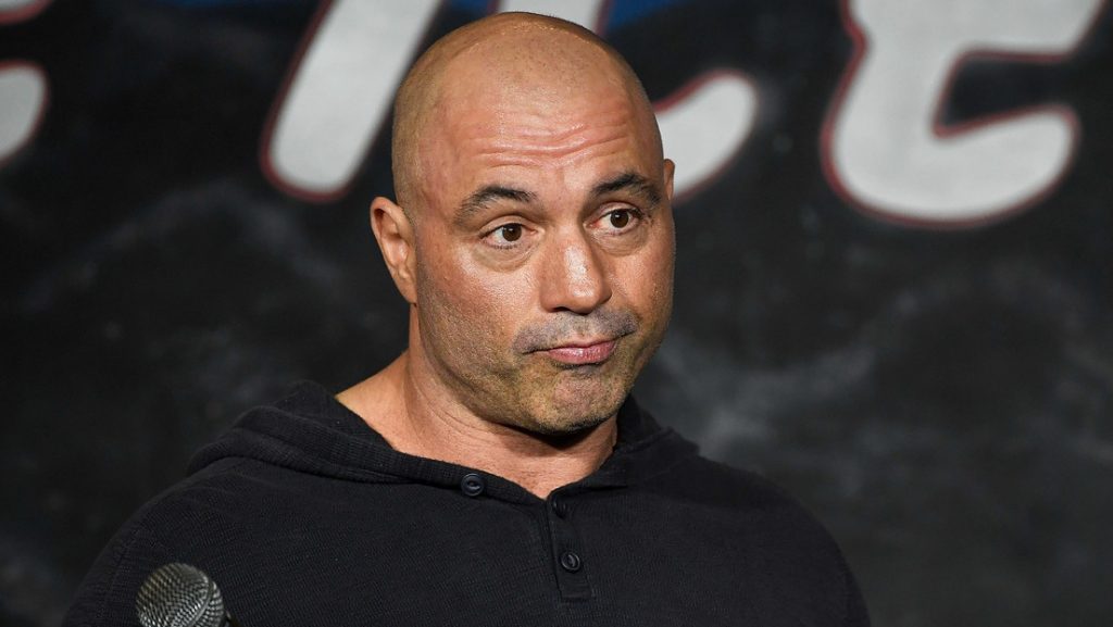 Quién es Joe Rogan, el polémico humorista al que Spotify le retiró 70 podcasts por racismo