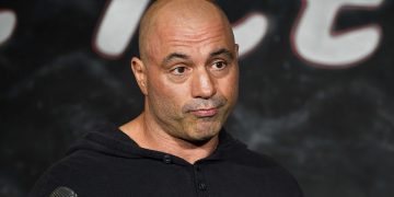 Quién es Joe Rogan, el polémico humorista al que Spotify le retiró 70 podcasts por racismo
