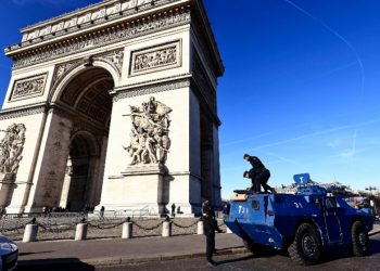 Antivacunas marchan en París, inspirados en la protesta de los camioneros de Canadá