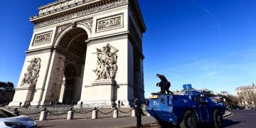 Antivacunas marchan en París, inspirados en la protesta de los camioneros de Canadá