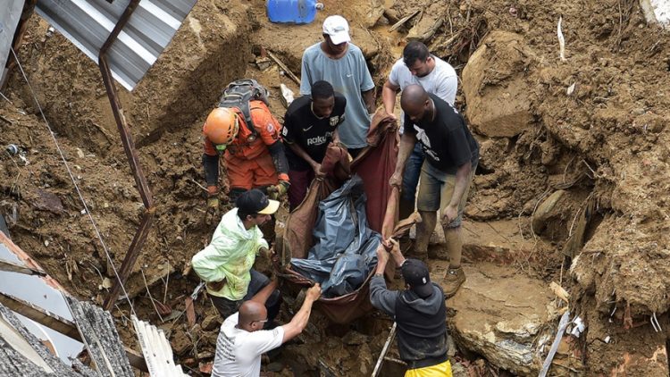 Registran más de cien muertos por el temporal de Petrópolis y continúa la intensa búsqueda de afectados