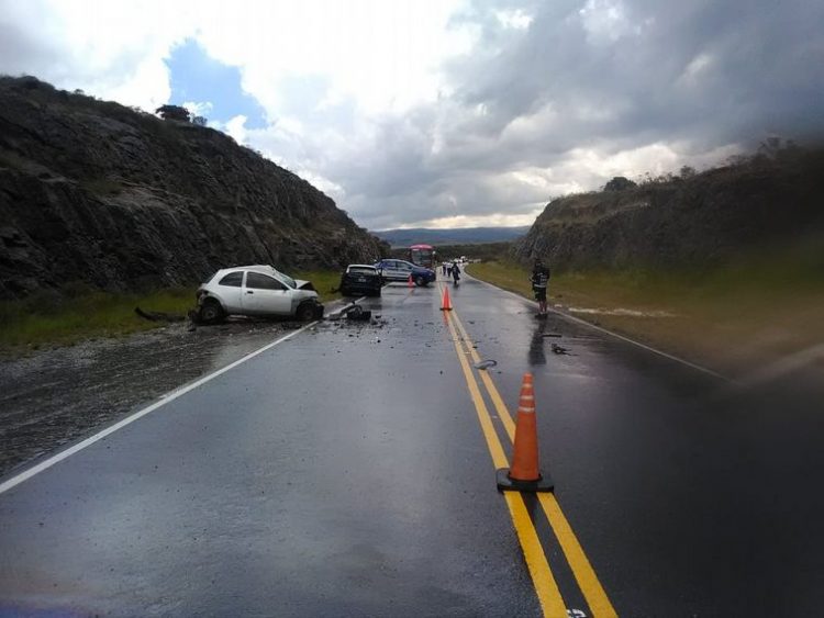 Dos personas fallecieron luego de un accidente frontal en medio de la tormenta