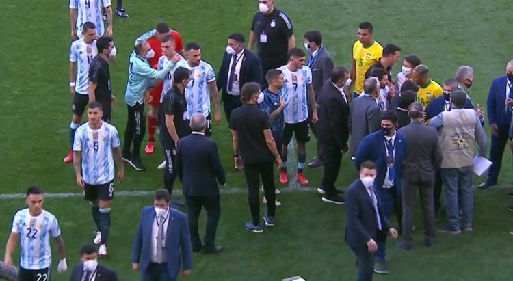 Los jugadores de la Selección argentina se retiran del campo de juego a pocos minutos del comienzo del partido frente a Brasil