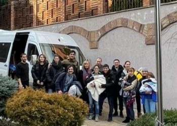 Las familias argentinas y sus bebés por vientres subrogados llegaron a Polonia