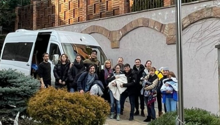 Las familias argentinas y sus bebés por vientres subrogados llegaron a Polonia