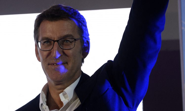 Current Galician regional president and Popular Party (PP) candidate for the regional election in Galicia, Alberto Nunez Feijoo, celebrates at the PP headquarters in Santiago de Compostela after winning the election on September 25, 2016. - Rajoy's conservative Popular Party (PP) renewed its absolute majority in his home region of Galicia, winning 41 out of 75 seats in the regional parliament, equal to its share in the outgoing assembly, with over 95 percent of ballots counted. (Photo by MIGUEL RIOPA / AFP)