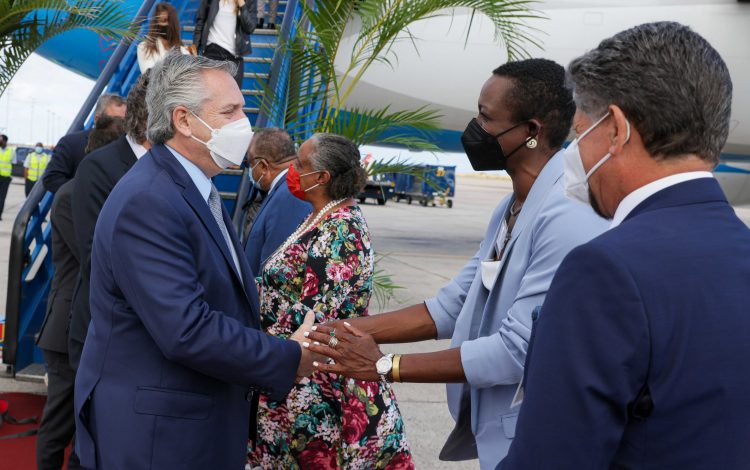 Fernández llegó ayer a la isla caribeña de Barbados, donde hoy se reunirá con la primera ministra, Mia Mottley