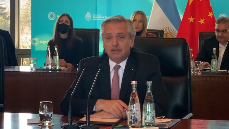 El presidente Fernández recibió este viernes el título de Profesor Honoris Causa por parte de la universidad china Tsinghua