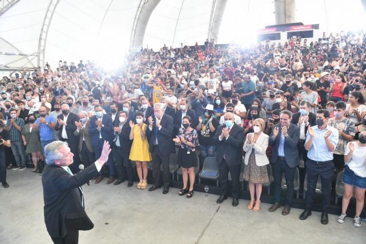Fernández anunció la construcción de 100 escuelas técnicas secundarias en todo el país