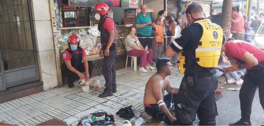 Bomberos rescató a un joven que pedía auxilio desde el balcón de un octavo piso