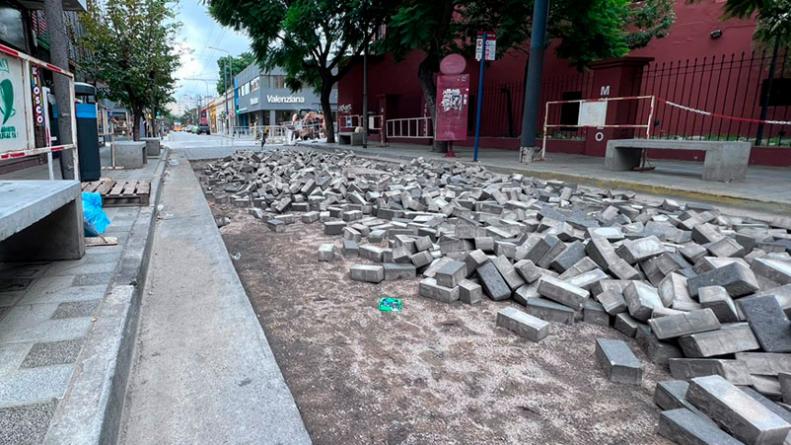 Por tercera vez, rompen pavimento nuevo para instalar caños en Barrio Güemes