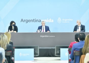 Fernández anunció el regreso a las aulas con el nuevo protocolo sanitario