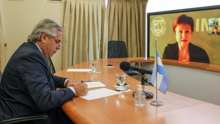 Con críticas a Macri y en medio de la interna, Fernández celebró el cierre del acuerdo con el FMI