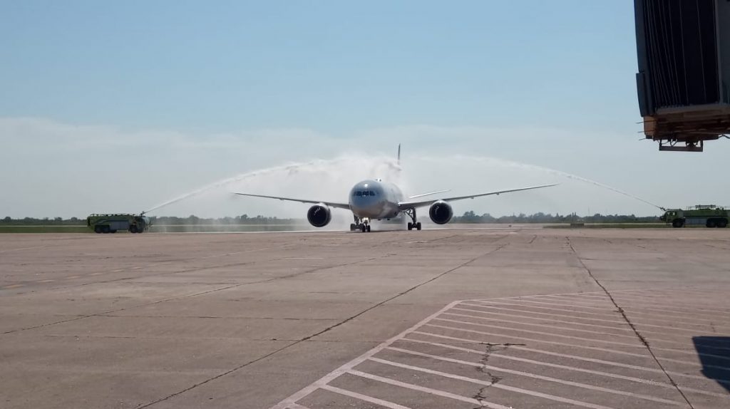 El primer vuelo directo hacia Europa despegó desde el aeropuerto Taravella