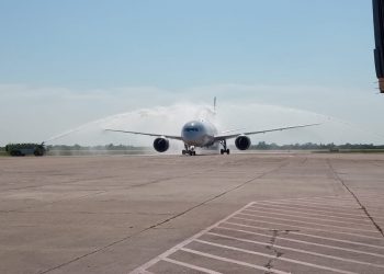 El primer vuelo directo hacia Europa despegó desde el aeropuerto Taravella