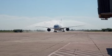 El primer vuelo directo hacia Europa despegó desde el aeropuerto Taravella