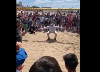 Alberto Fernández fue a atajar un penal a la playa ¿lo logró?