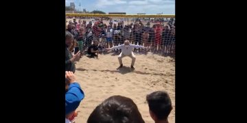 Alberto Fernández fue a atajar un penal a la playa ¿lo logró?