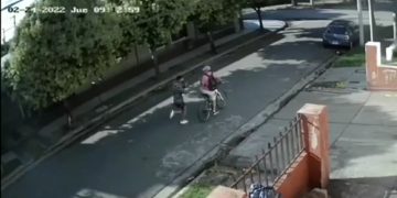 Lo hizo chocarse contra un auto para robarle la bici en barrio Marqués de Sobremonte