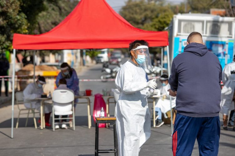 Franco descenso de casos de coronavirus durante febrero