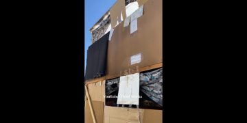 Un indigente construyó su casa de dos pisos con cartones