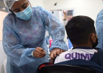 Dan inicio a la vacunación de menores en las escuelas