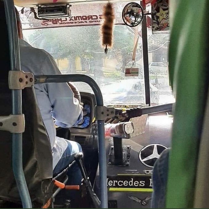Un chofer se viralizó por llevar colgado en el parabrisas del colectivo un juguete sexual Un chofer se viralizó por llevar colgado en el parabrisas del colectivo un juguete sexual