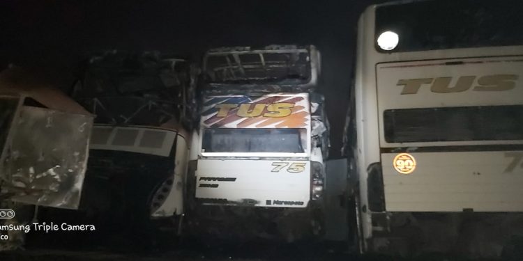 El voraz incendio en el predio de la empresa Flecha Bus consumió 34 colectivos