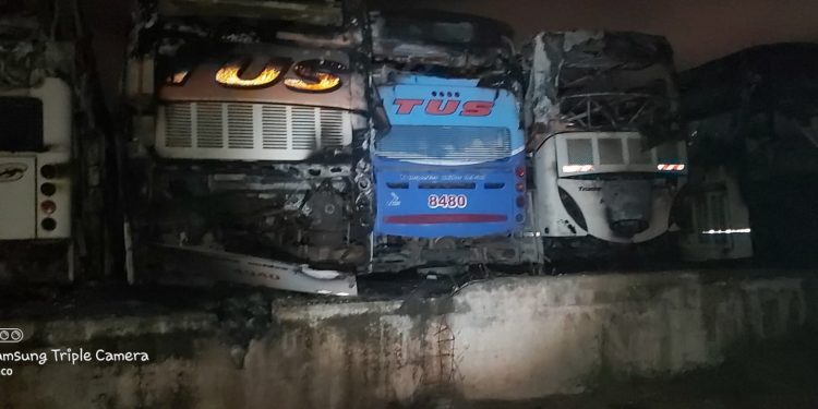 El voraz incendio en el predio de la empresa Flecha Bus consumió 34 colectivos