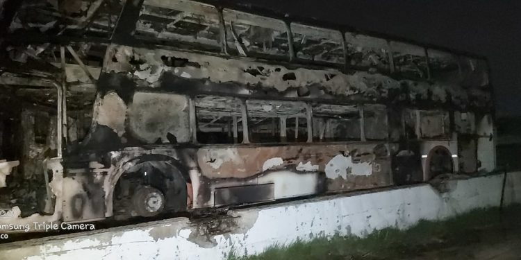 El voraz incendio en el predio de la empresa Flecha Bus consumió 34 colectivos