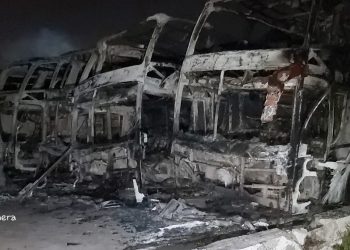 El voraz incendio en el predio de la empresa Flecha Bus consumió 34 colectivos