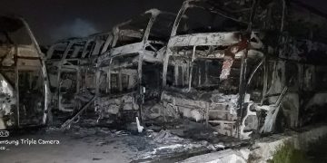El voraz incendio en el predio de la empresa Flecha Bus consumió 34 colectivos