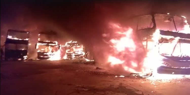 El voraz incendio en el predio de la empresa Flecha Bus consumió 34 colectivos