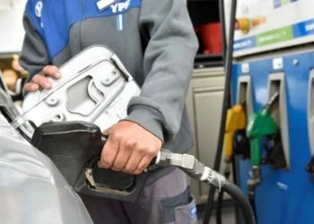El Gobierno posterga la actualización del impuesto sobre los combustibles líquidos