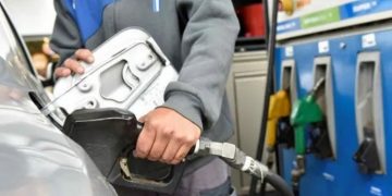 El Gobierno posterga la actualización del impuesto sobre los combustibles líquidos