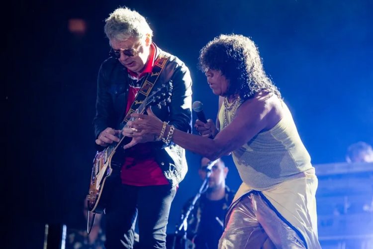 En un épico show, la “Mona” Jiménez selló la segunda jornada del Cosquín Rock