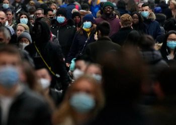 Eliminan el aislamiento de casos positivos