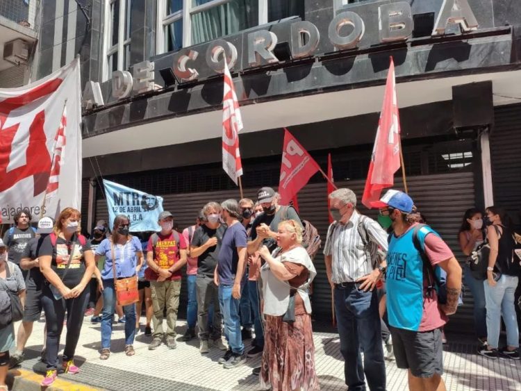 Protesta en la Casa de Córdoba en Buenos Aires