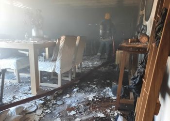 Bomberos rescató a un joven que pedía auxilio desde el balcón de un octavo piso