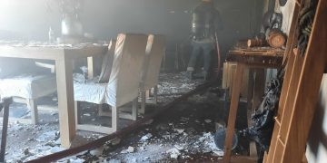 Bomberos rescató a un joven que pedía auxilio desde el balcón de un octavo piso
