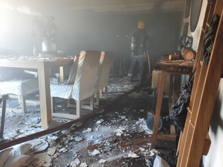 El living comedor del departamento fue consumido por el fuego.