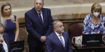 Luis Juez justificó que posee 26 asesores a su disposición